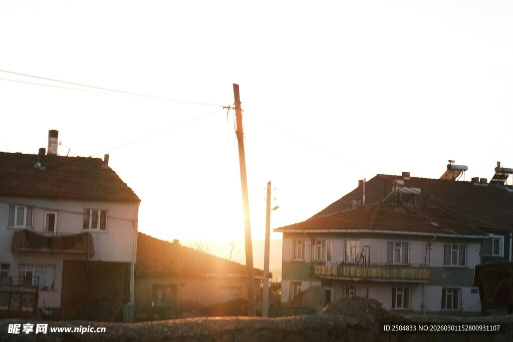 夕阳下的乡村 居