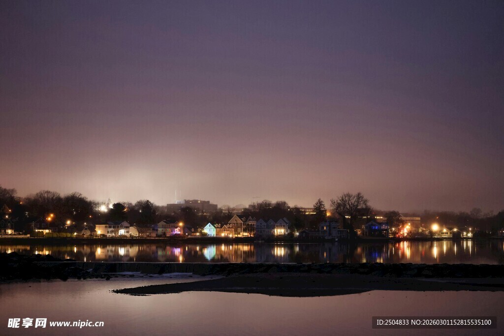 湖畔夜色中的璀璨灯光