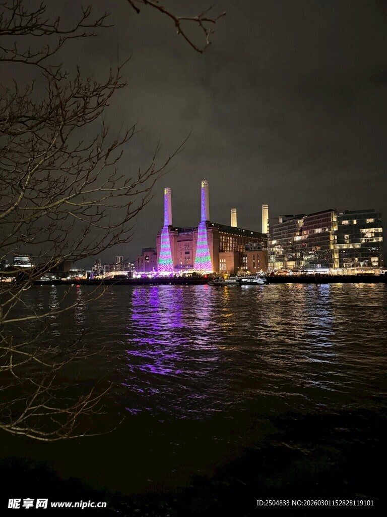 城市夜景下的河畔璀璨风光
