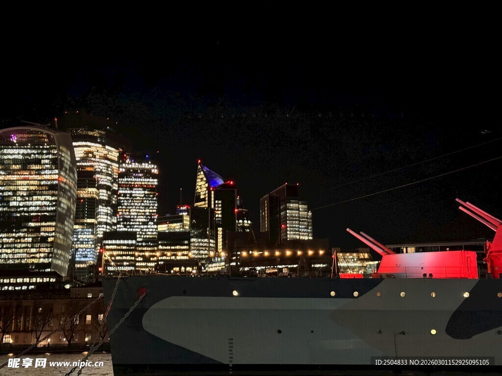 城市夜景璀璨灯光映照