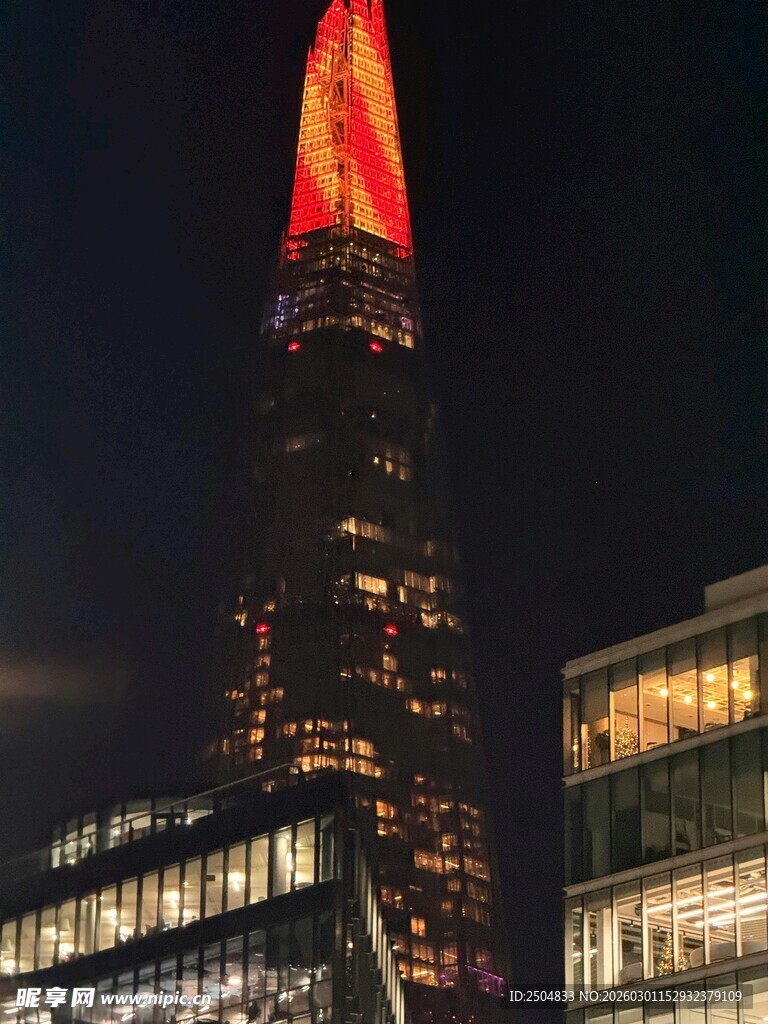 夜晚璀璨的摩天大楼