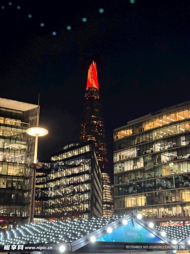 城市夜景中的璀璨高楼