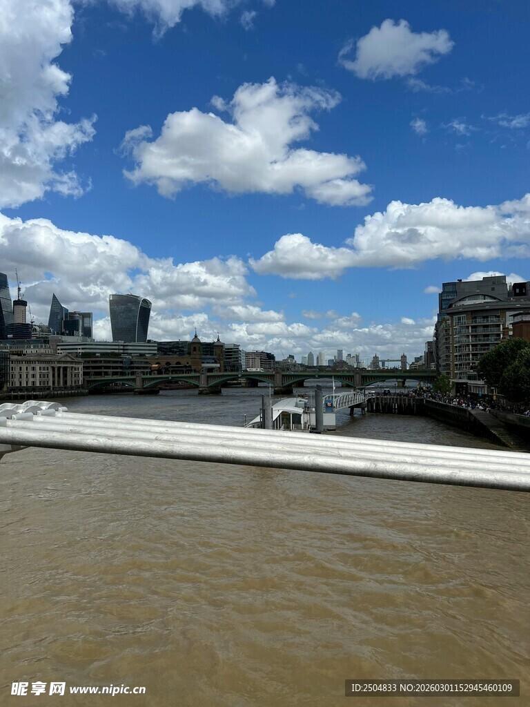 河畔城市风光 蓝天白云