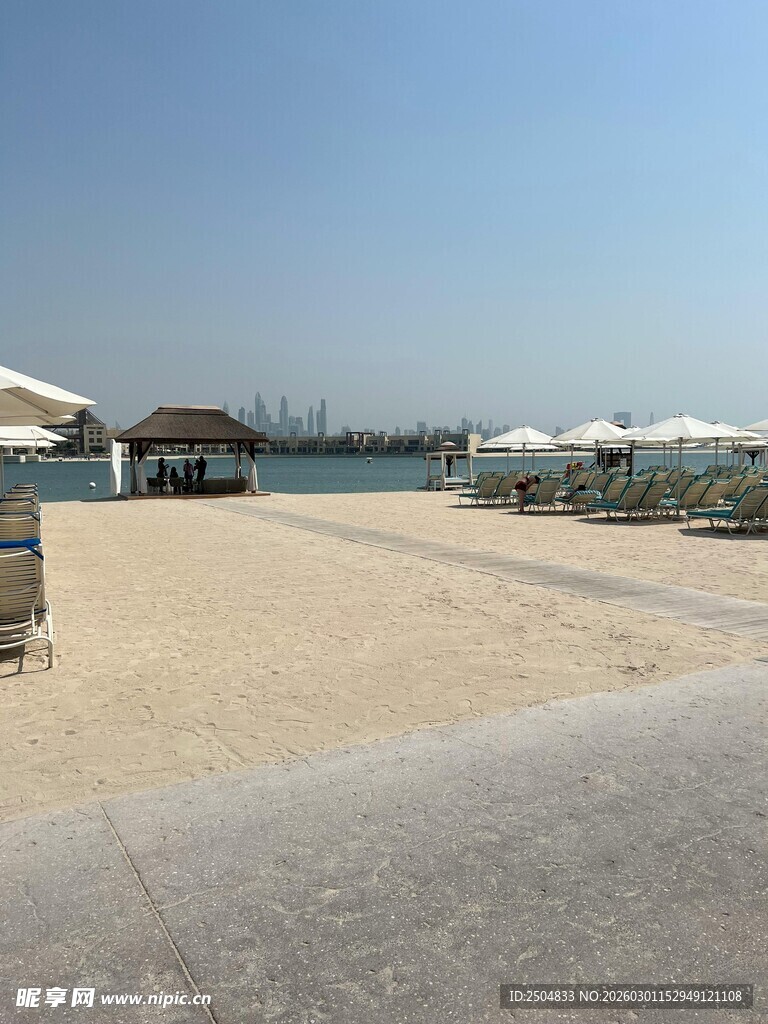 海滨沙滩休闲场景