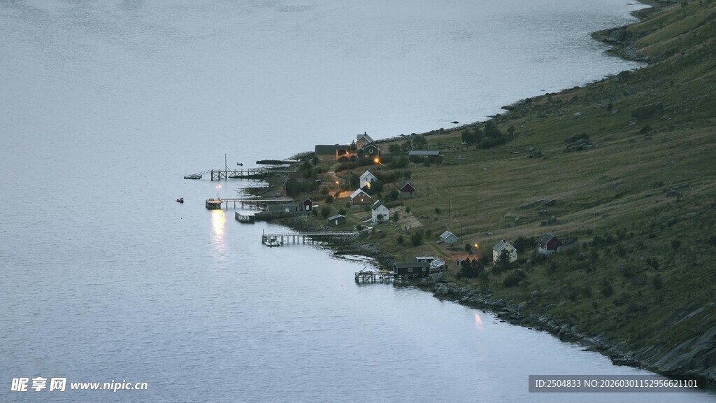 湖畔村落俯瞰美景