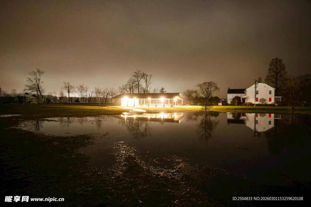 湖畔夜村 静谧灯光倒影