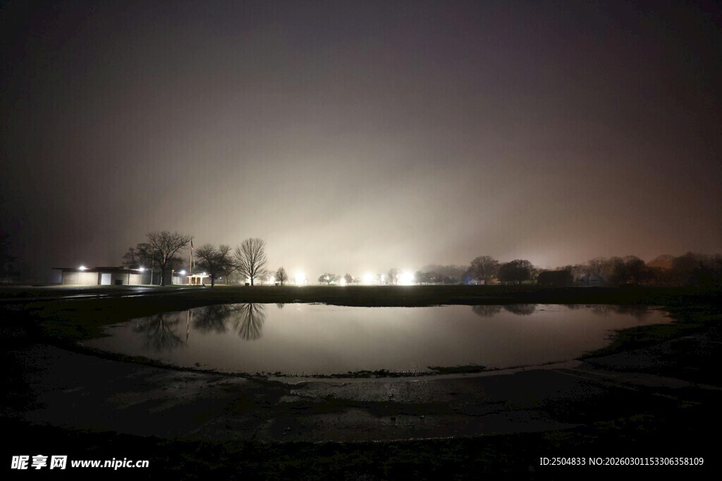 夜晚湖畔的静谧灯光景象