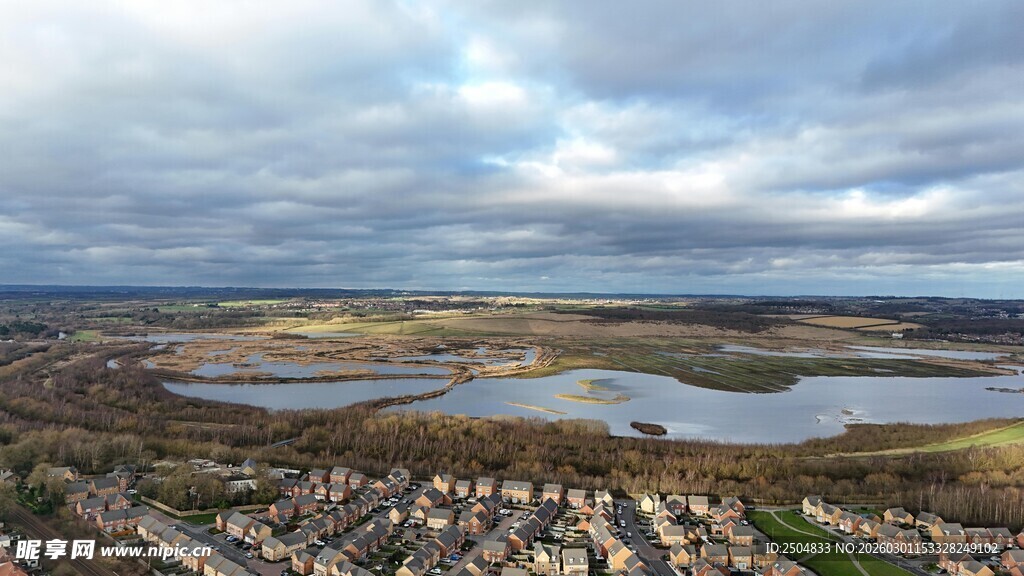 俯瞰城郊湖泊与城镇风光