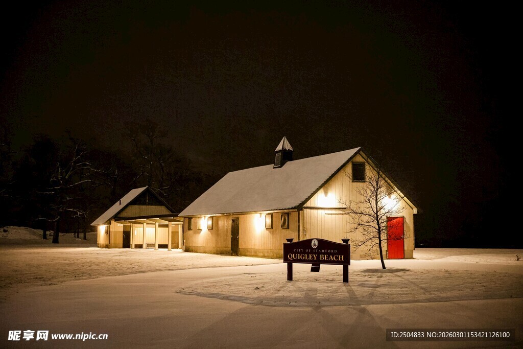 雪夜中的温馨小屋
