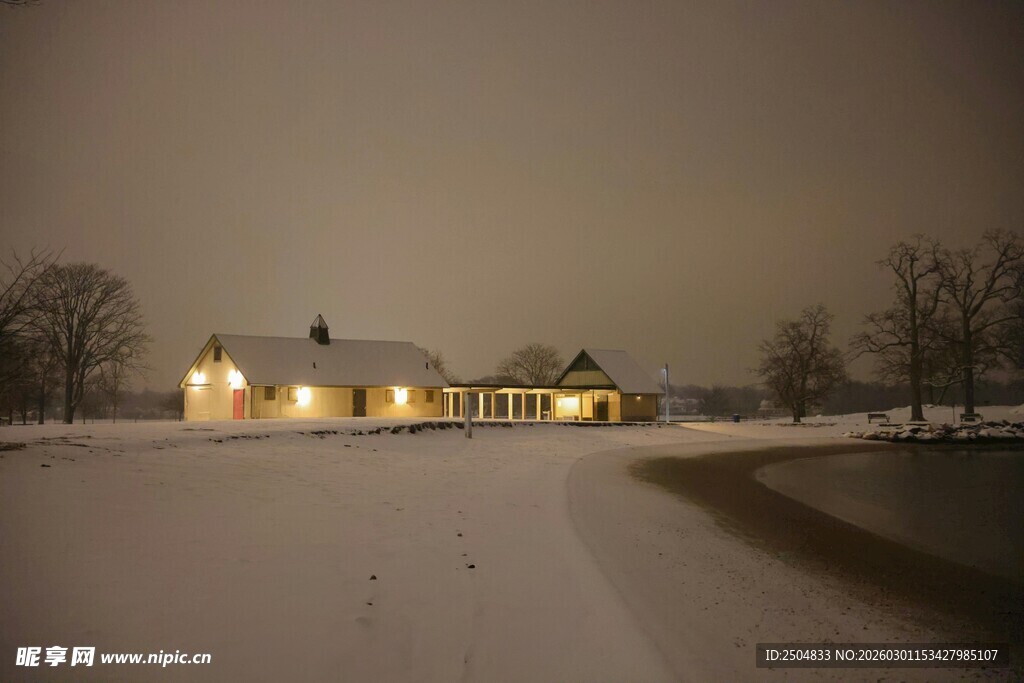 雪夜中的温馨灯火小屋
