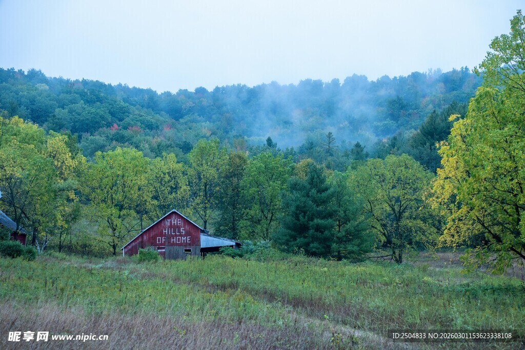 山间红屋 自然静谧之景