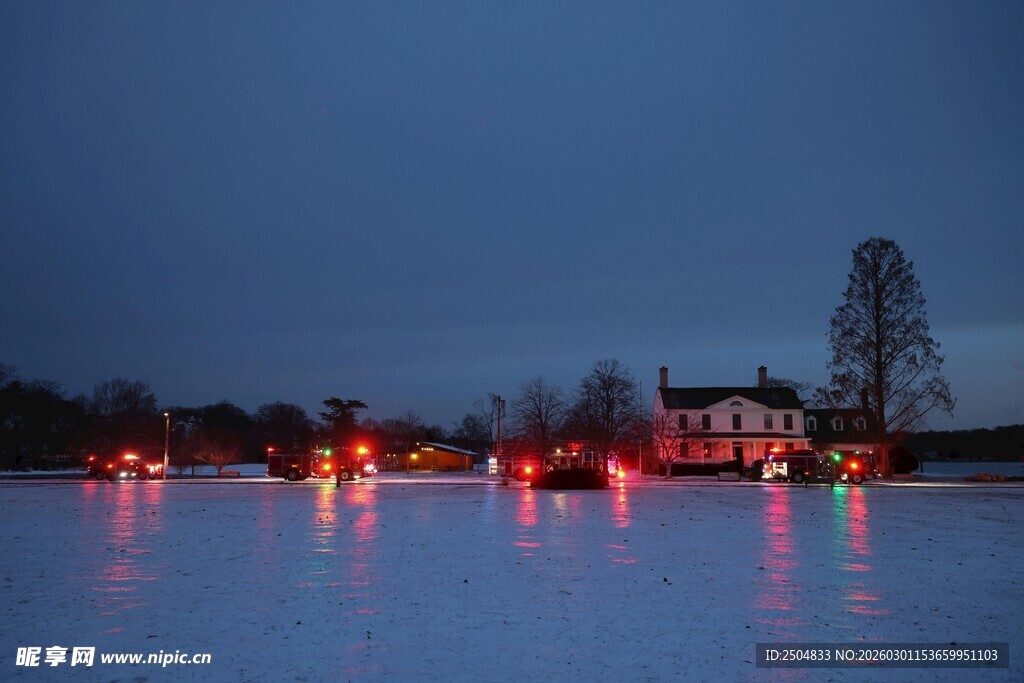 夜幕下湖岸的绚烂灯光