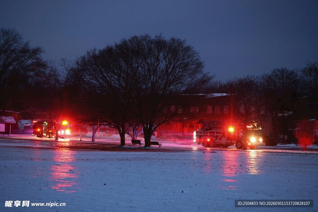 夜晚雪地中的闪烁灯光