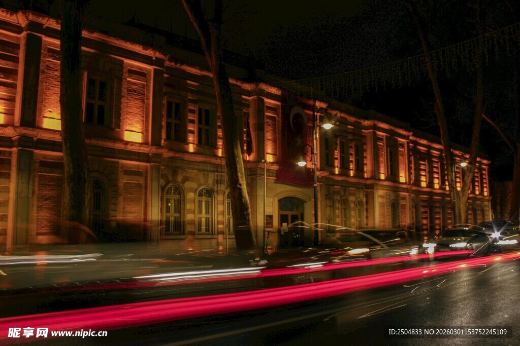 夜晚街景中的亮灯建筑