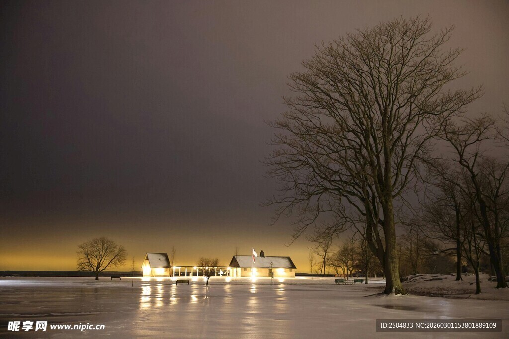 冬夜湖畔静谧雪景