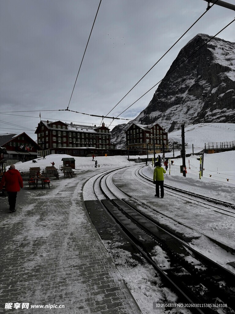 雪山下的铁路与站旁建筑