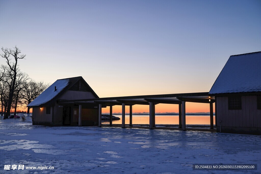 冬日雪野中的木屋景观