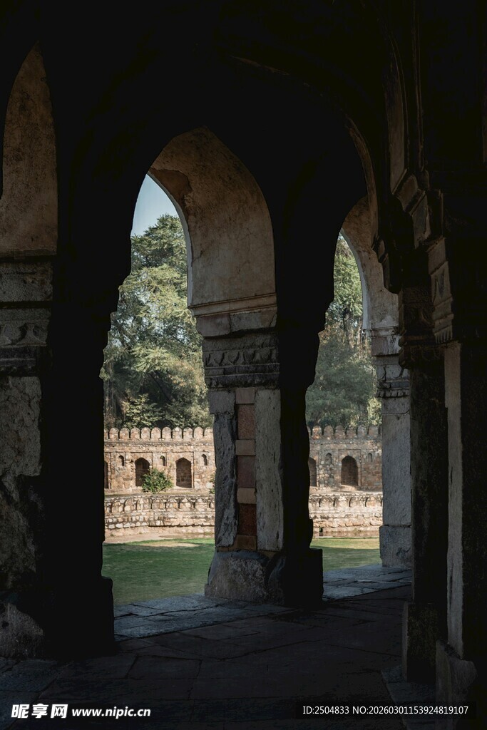 古老拱门内的自然景致