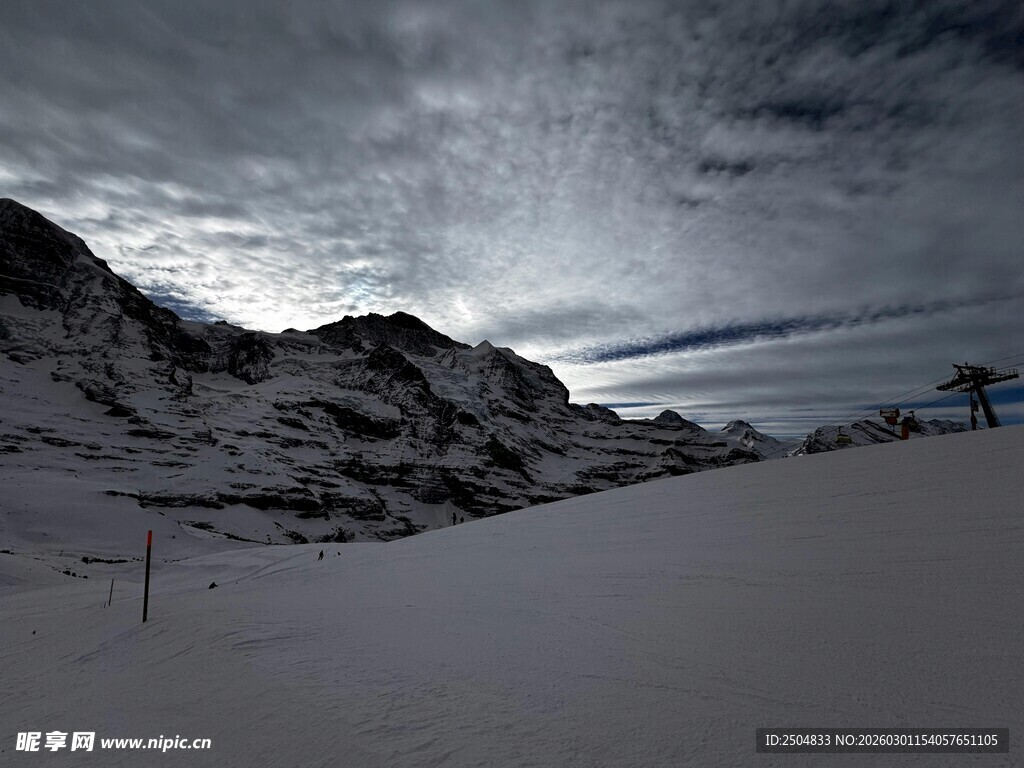 雪覆山峦 天空 沉景象