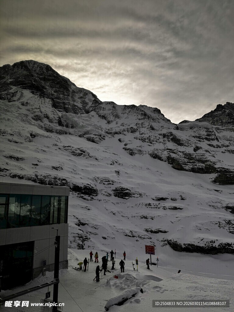 雪山下的热闹滑雪场景