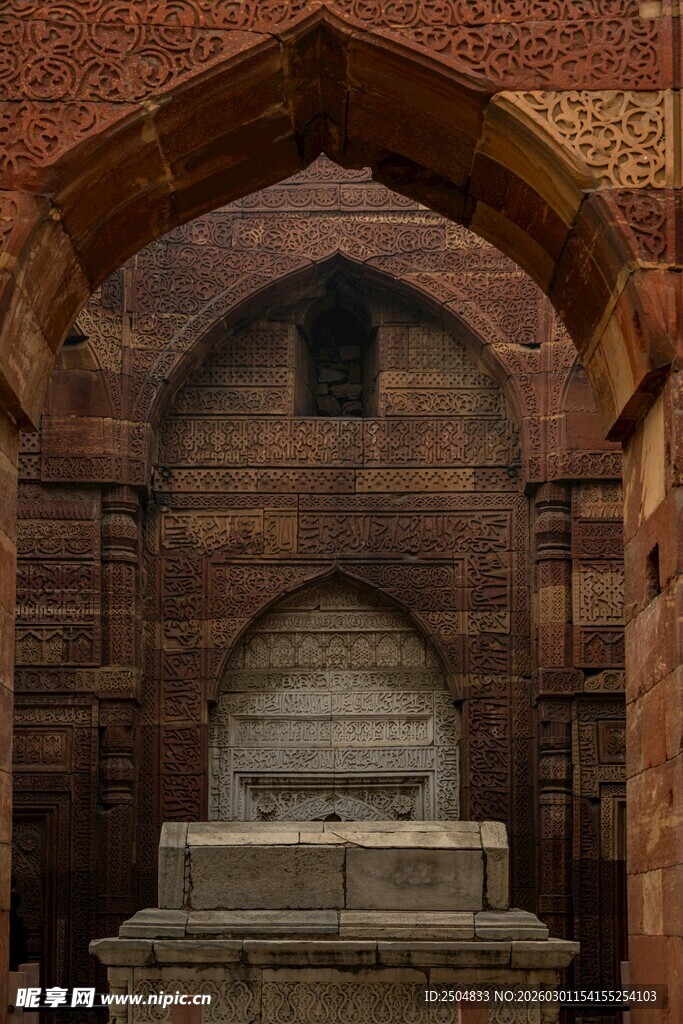 古老拱形建筑内的石制结构