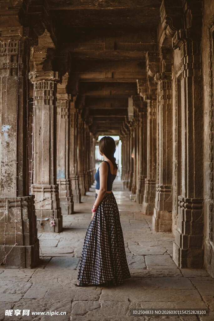 复古建筑中优雅的长裙女子