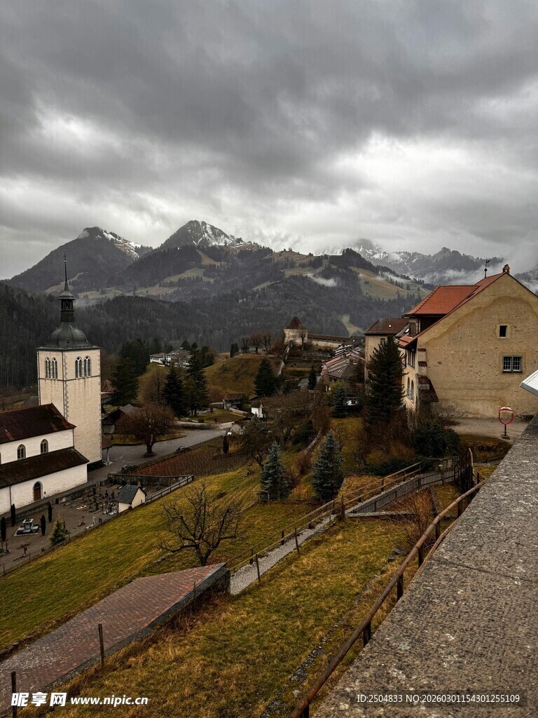山间小镇 阴云下的宁静景致