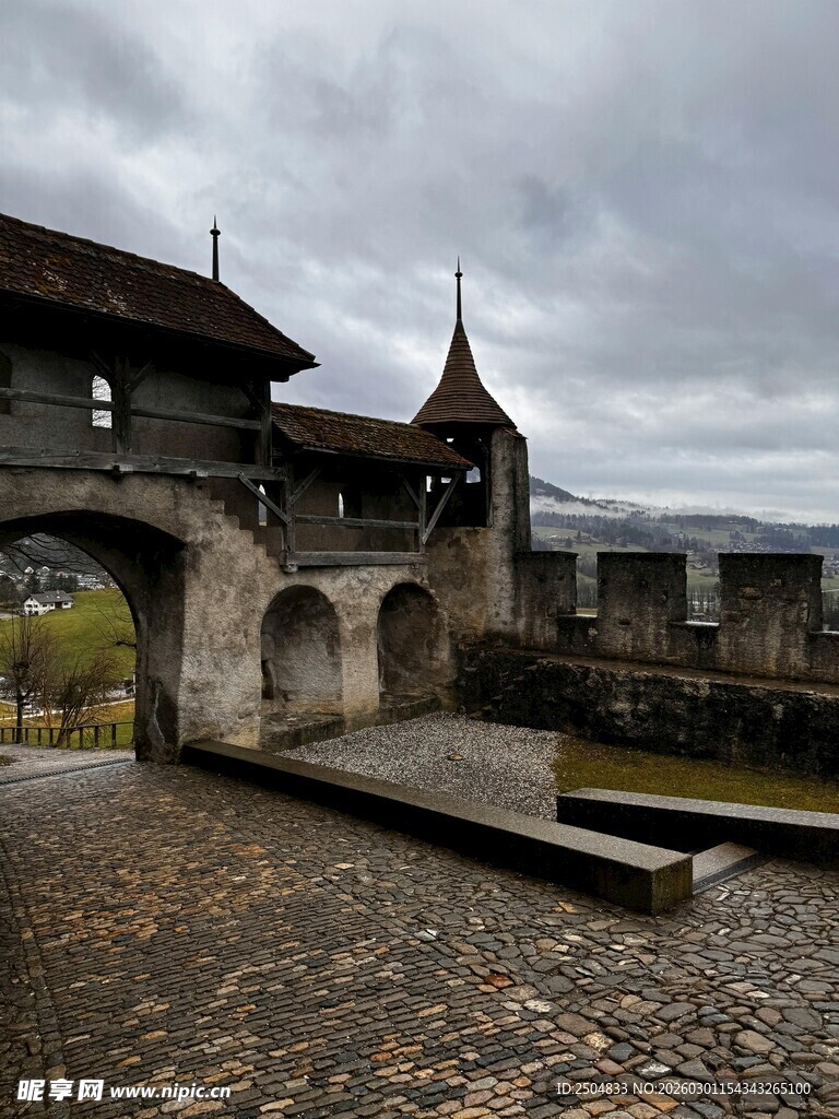 古老城堡庭院风光