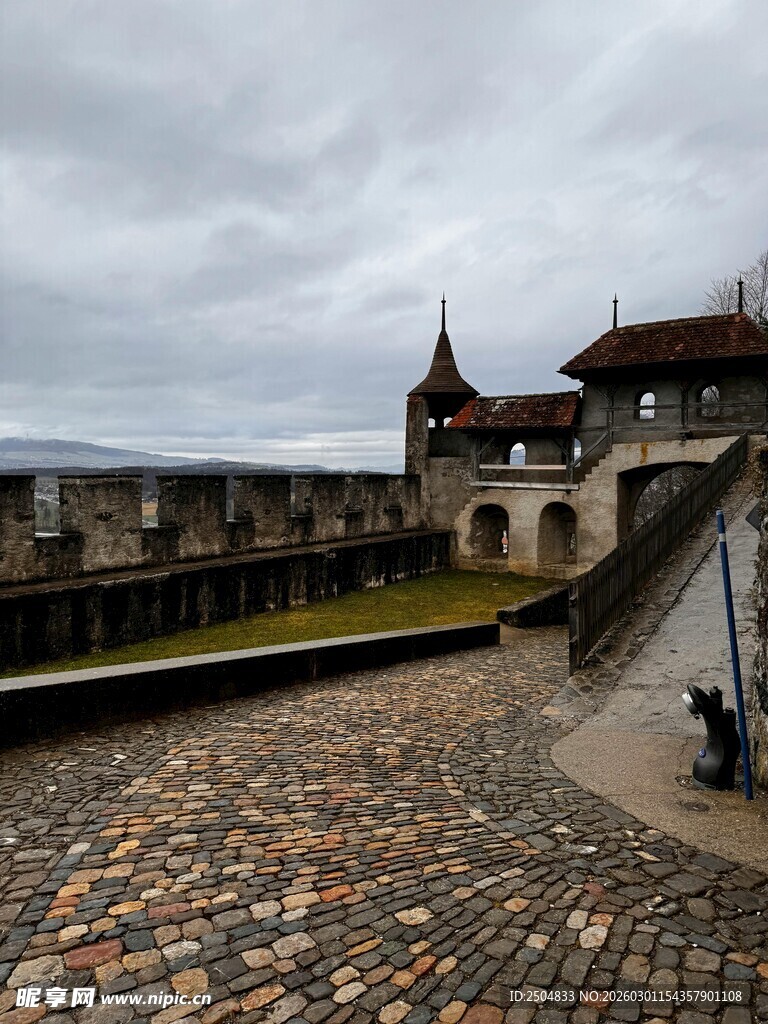 古老城堡庭院的砖石风景