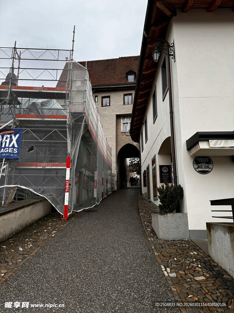 狭窄通道旁的房车与建筑