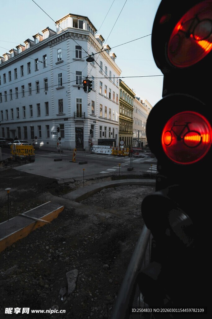 城市路口交通信号灯与建筑