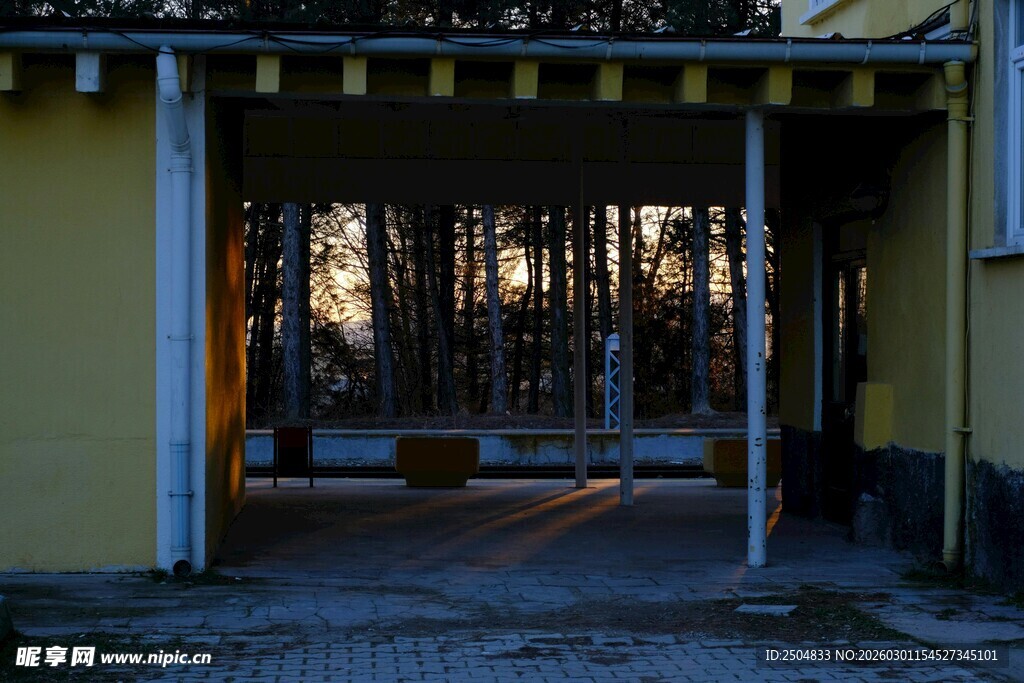 黄色建筑前的铁门场景