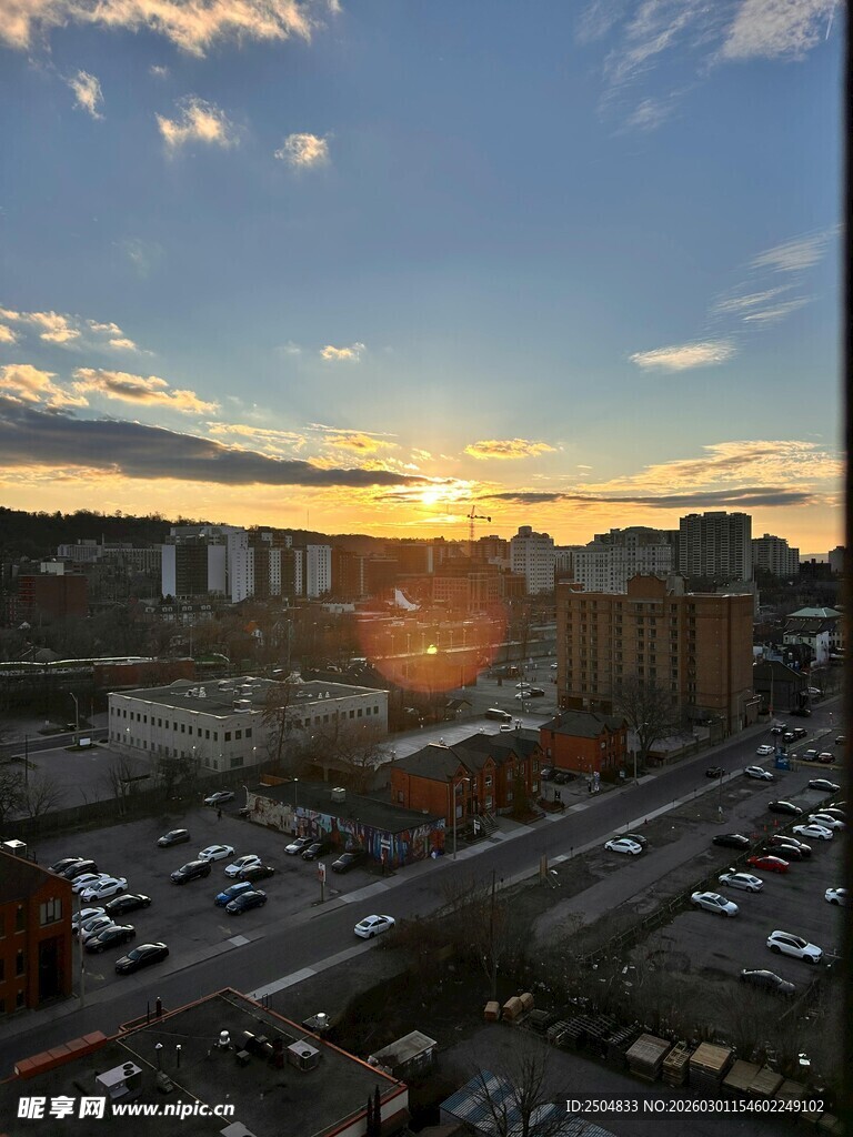 城市日落时分的街道景观