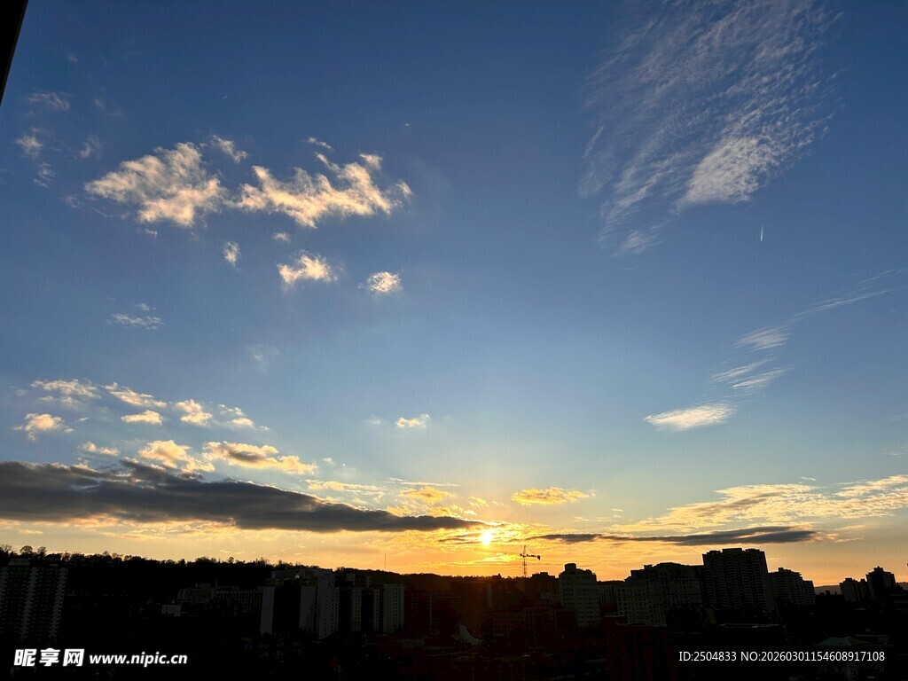 夕阳下的城市天际线美景