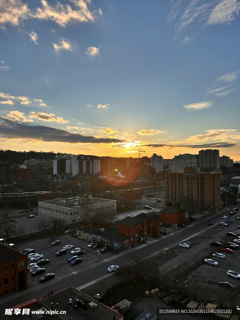 城市黄昏时分的街景风光