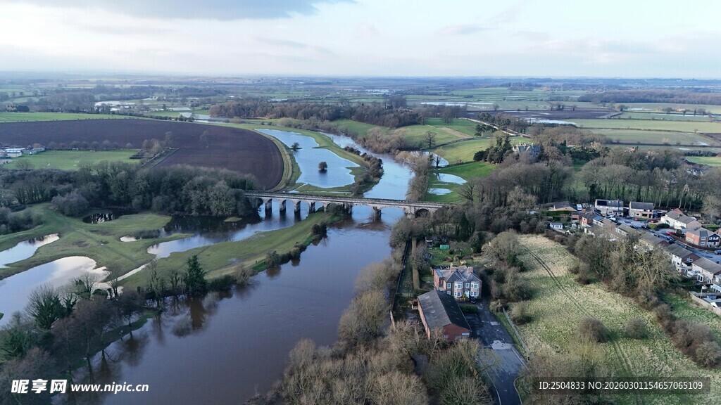 俯瞰乡村河流景观