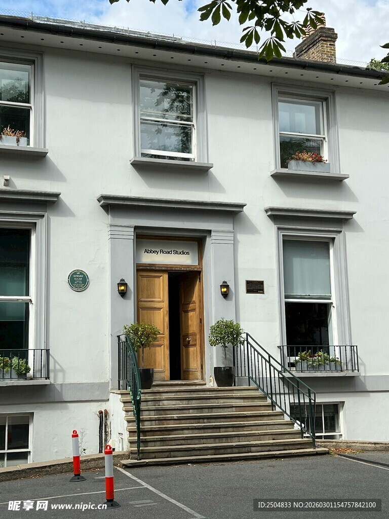 典雅欧式风格的白色建筑