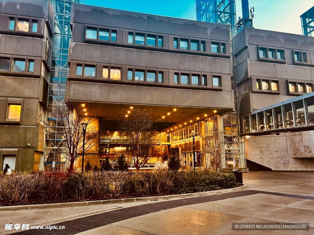 现代建筑黄昏时的景致