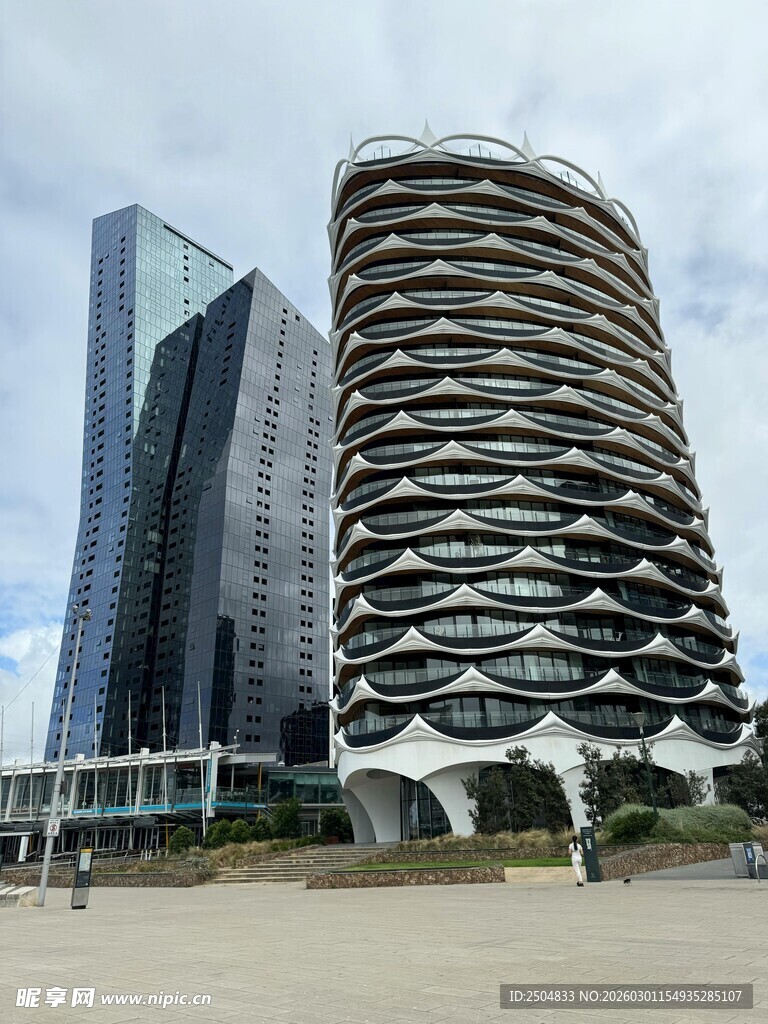 现代创意螺旋造型摩天大楼