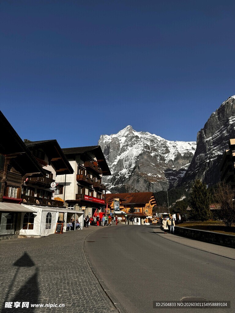 阿尔卑斯山下的宁静小镇