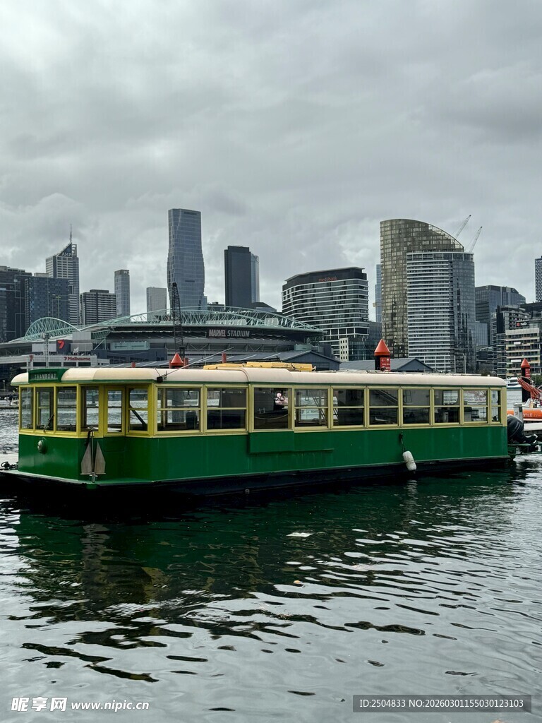 水上绿舟与城市天际线