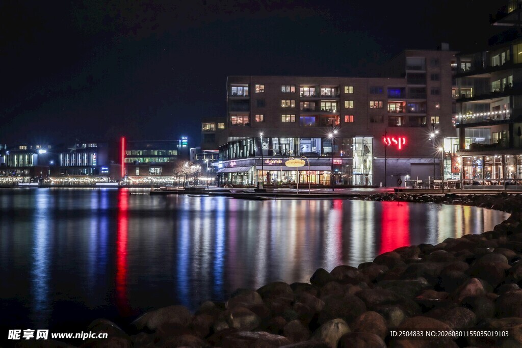 城市夜景下的宁静水边风光