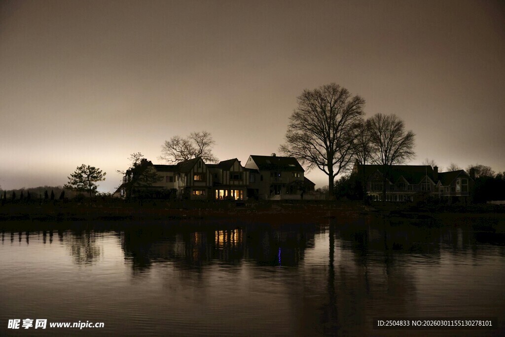 湖畔黄昏村落倒影美景