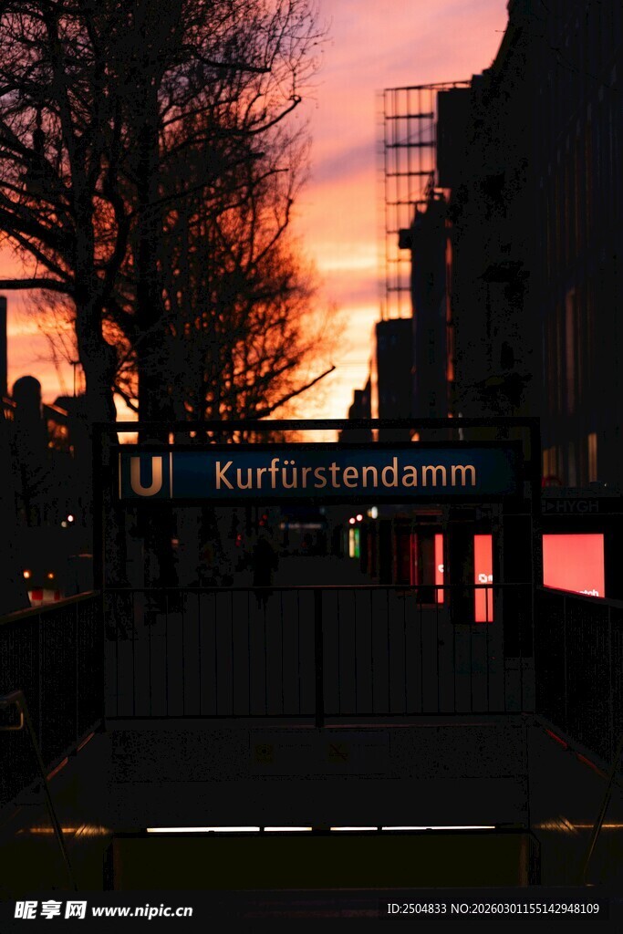 黄昏下的城市街道景象