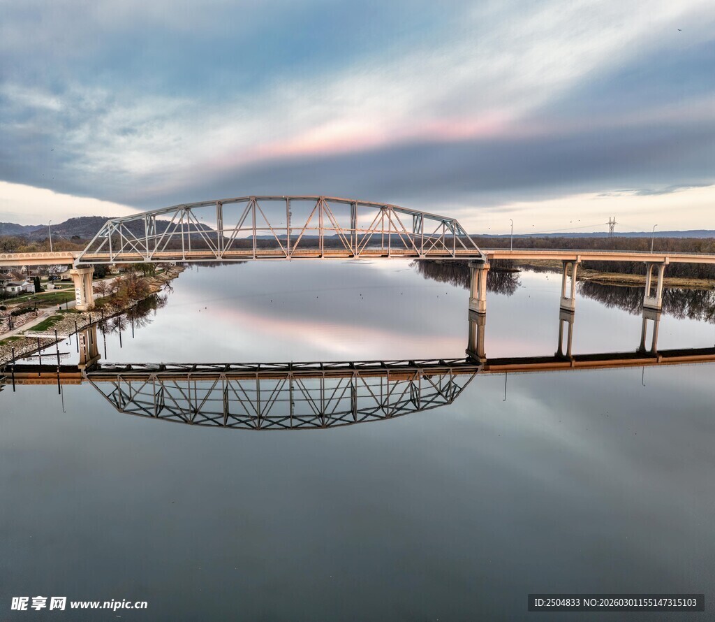 河畔桥梁与美丽天空倒影
