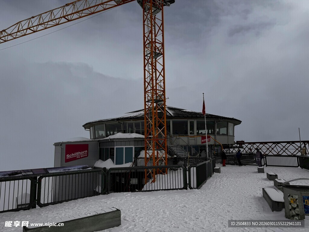 雪天中的建筑起重机场景