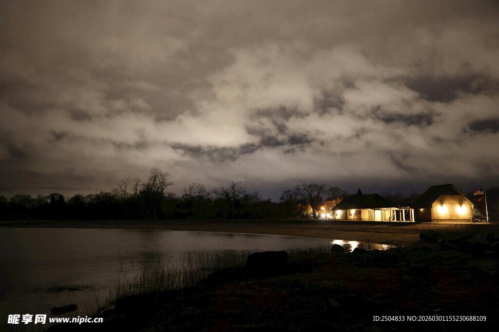 湖畔夜宅 云幕下的静谧景象