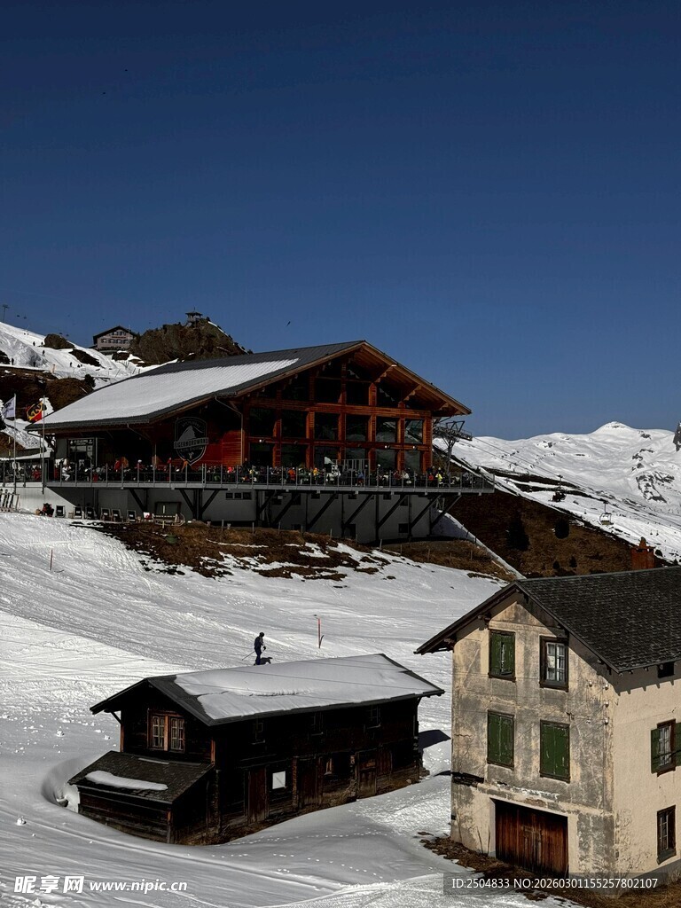 雪山下的特色建筑群落