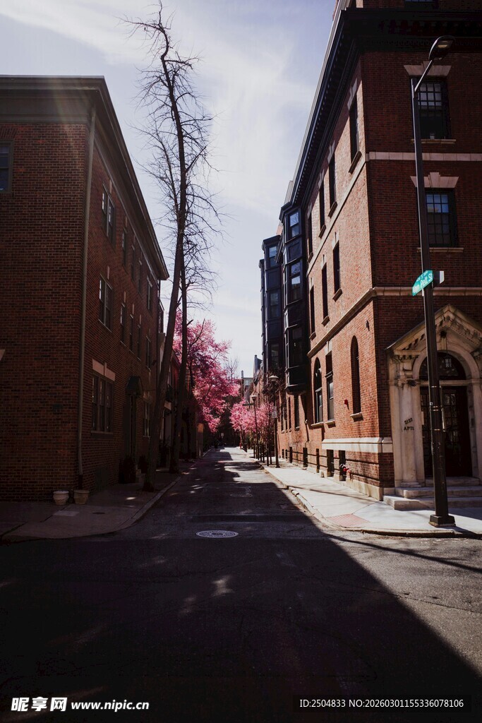 春日街道两旁的红砖建筑