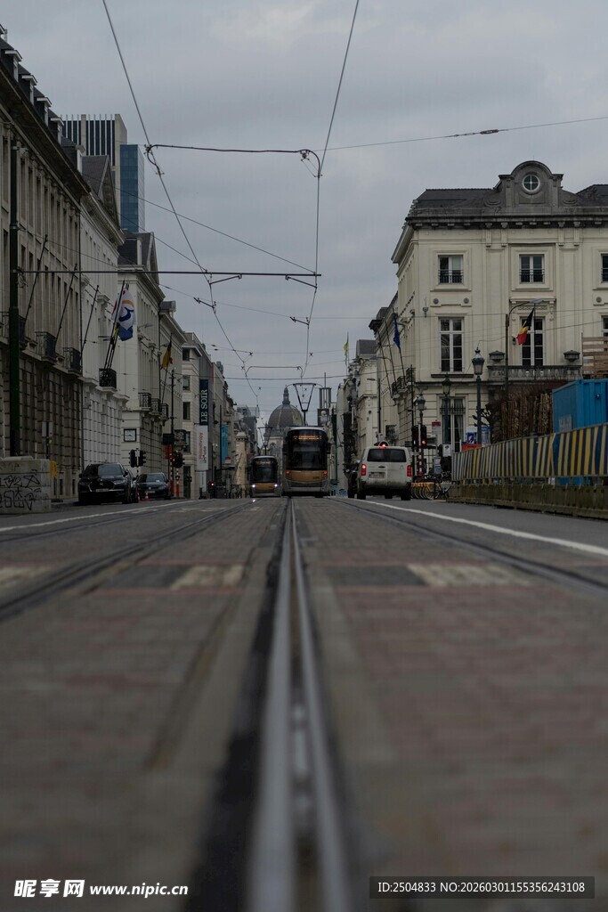 城市中的铁轨与街道景象